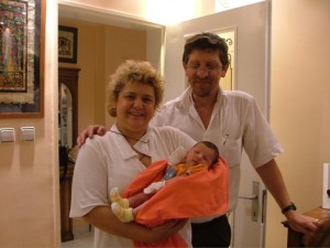 Duru, yengesi ve amcasıyla Duru, yengesi ve amcasıyla